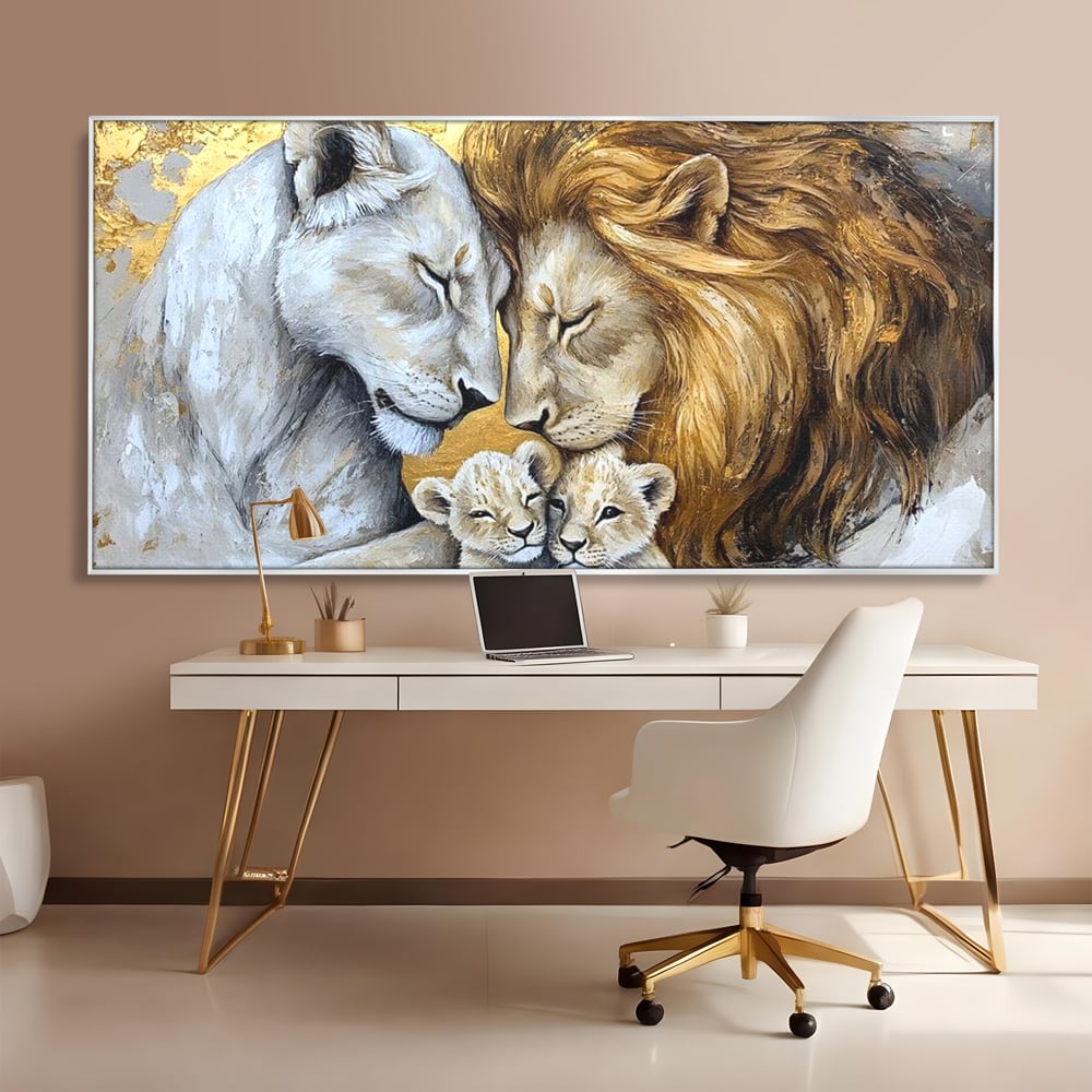 Tablou canvas cu tablou canvas cu familie de lei pictata, in rama de aluminiu argintiu, pe perete intr-un birou